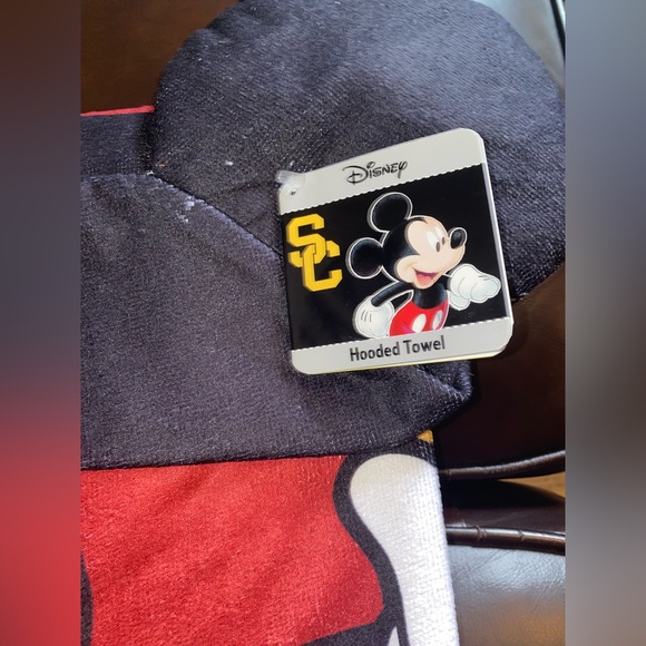 🏈 USC - Mickey Mouse Hooded Towel - Picture 2 of 5